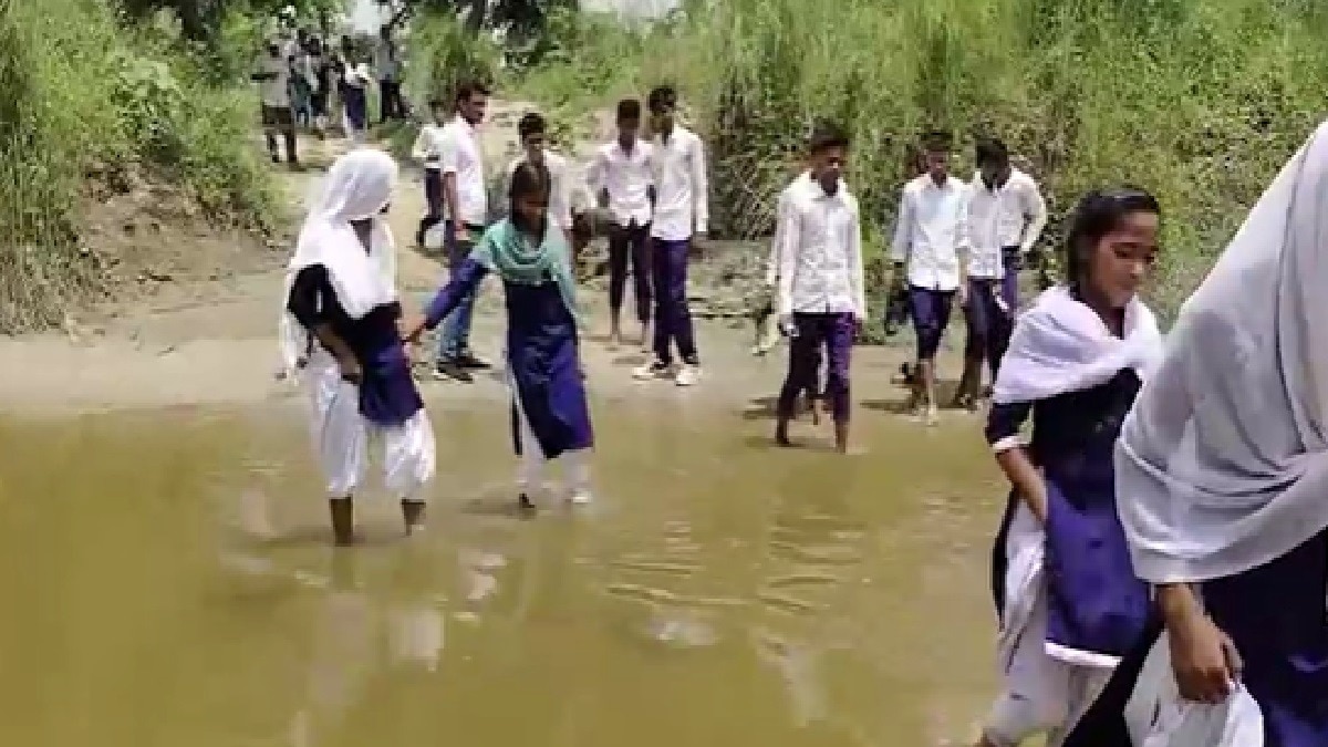 जान जोखिम में डालकर पढ़ने जाते हैं सैकड़ों छात्र