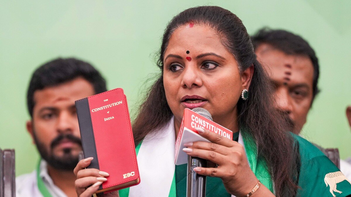 दिल्ली के कॉन्स्टिट्यूशन क्लब में बोलतीं हुई के. कविता