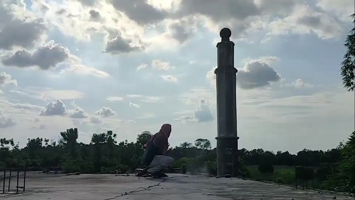 मुस्लिम पक्षकारों ने मस्जिद पर चलाया हथौड़ा