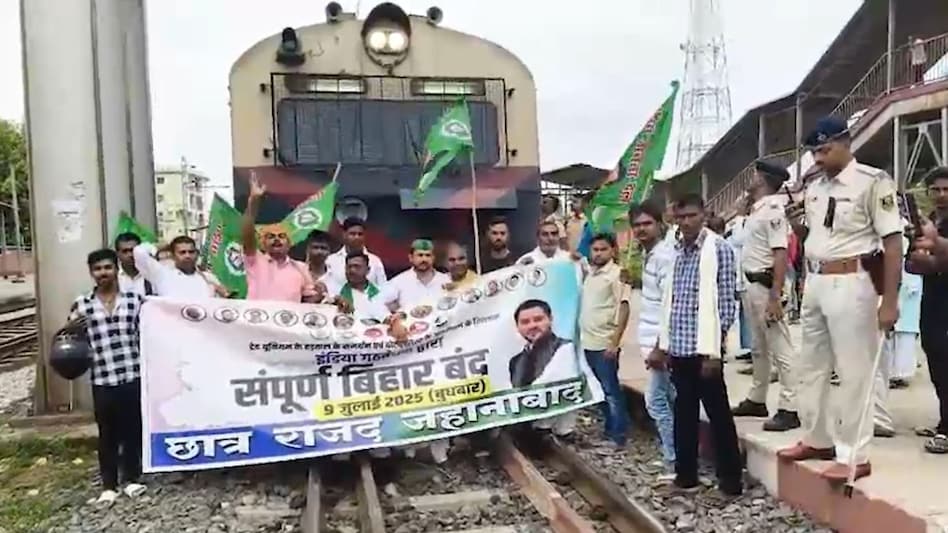 बिहार बंद को लेकर जहानाबाद में कोर्ट स्टेशन पर पटना गया रेल को रोकते बंद समर्थक