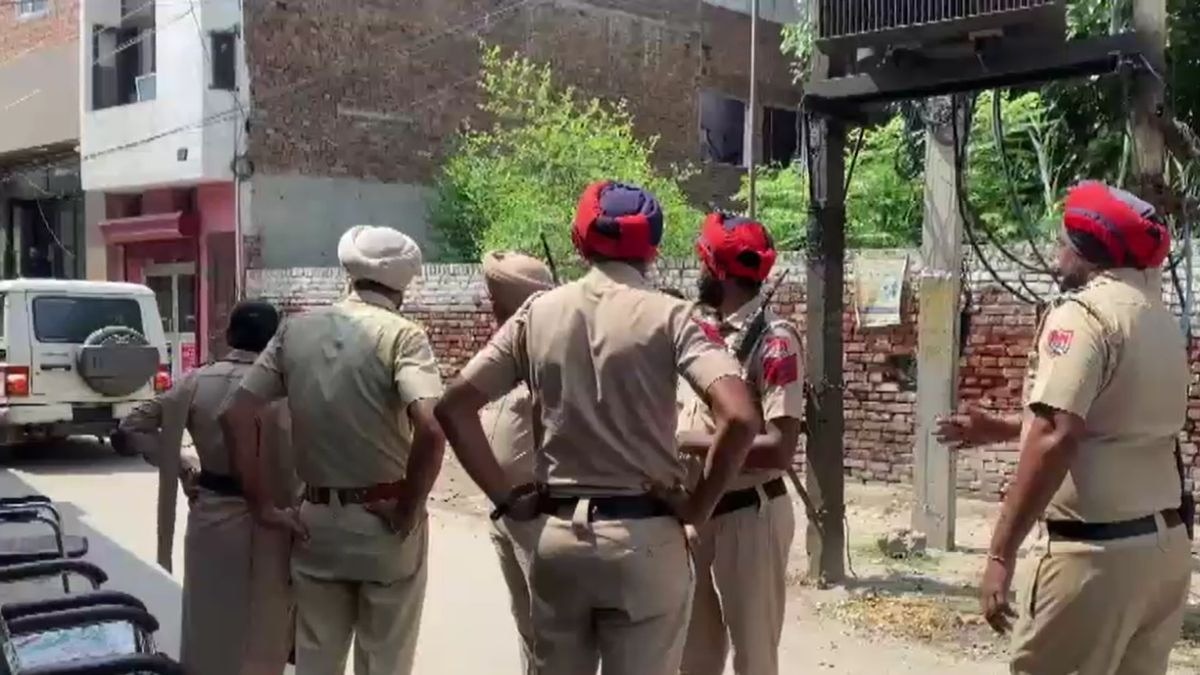 जांच पड़ताल करती पुलिस टीम. (Screengrab)
