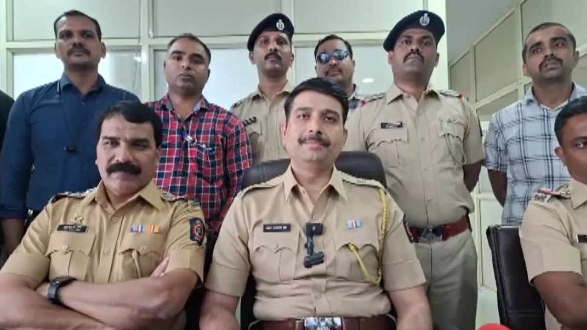 ड्रग्स रैकेट मामले में ऑपरेशन से जुड़ी जानकारी पत्रकारों को देते पुलिस अधिकारी
