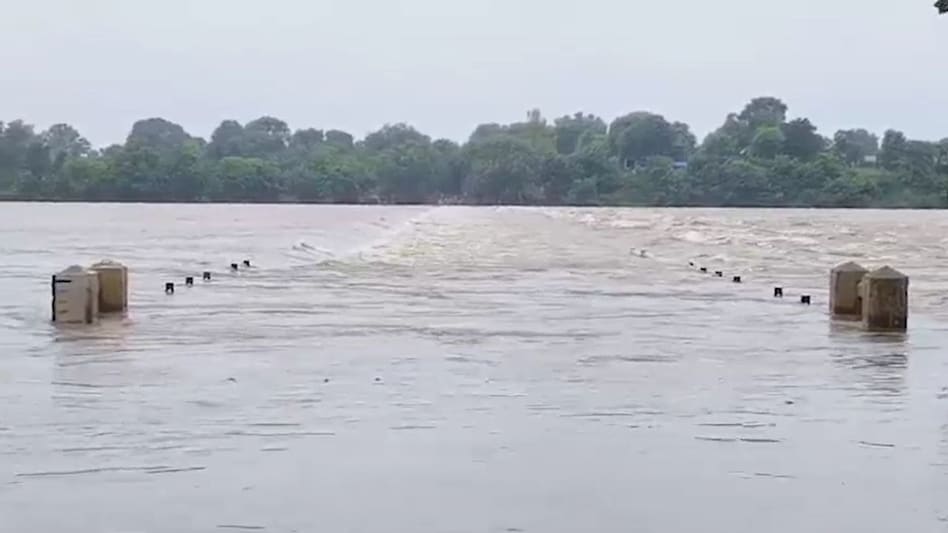 MP के रायसेन में उफान पर नर्मदा नदी... डूब गया बोरास पुल, रायसेन और  नरसिंहपुर के बीच संपर्क टूटा - mp raisen narmada river boras bridge  submerged traffic disrupted after heavy rain