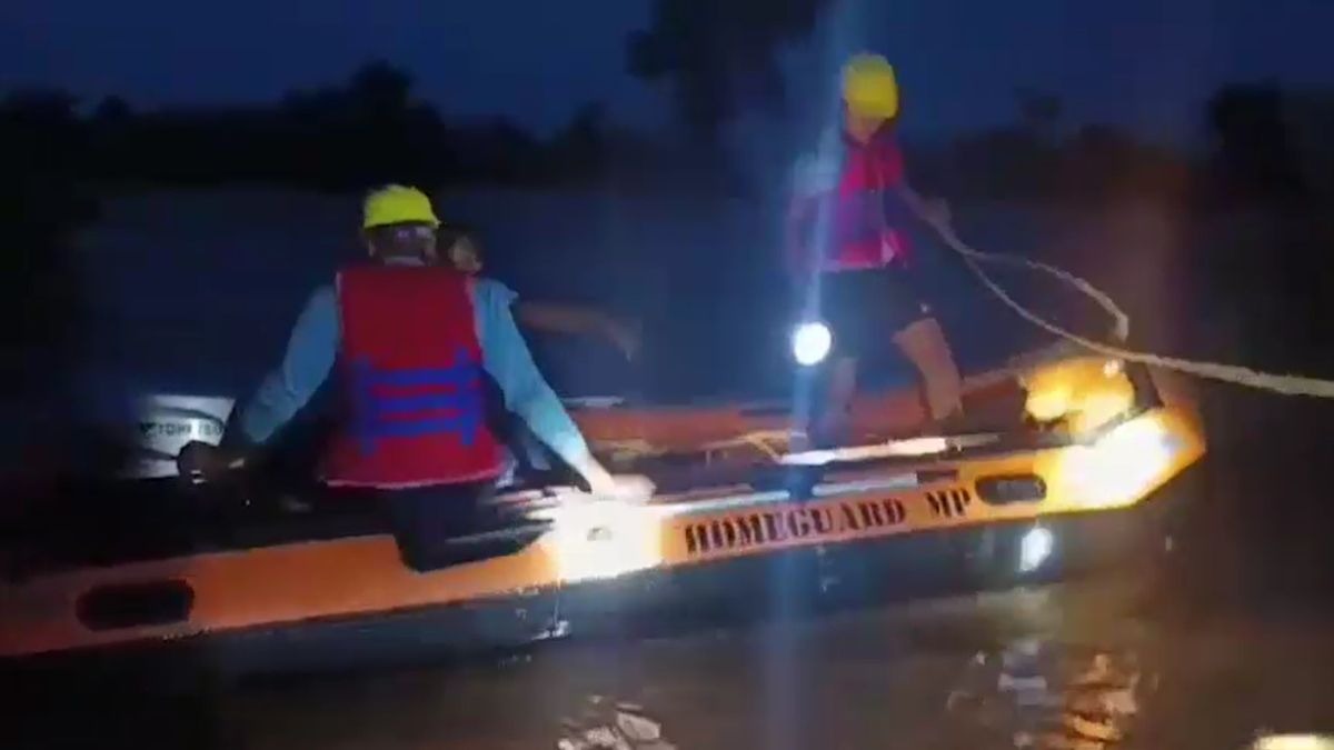 रेस्क्यू में जुटी टीम. (Photo: Aajtak)