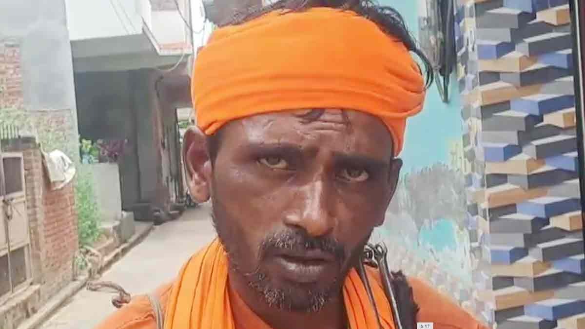 begging scam Muslim wearing saffron robes of Hindu 