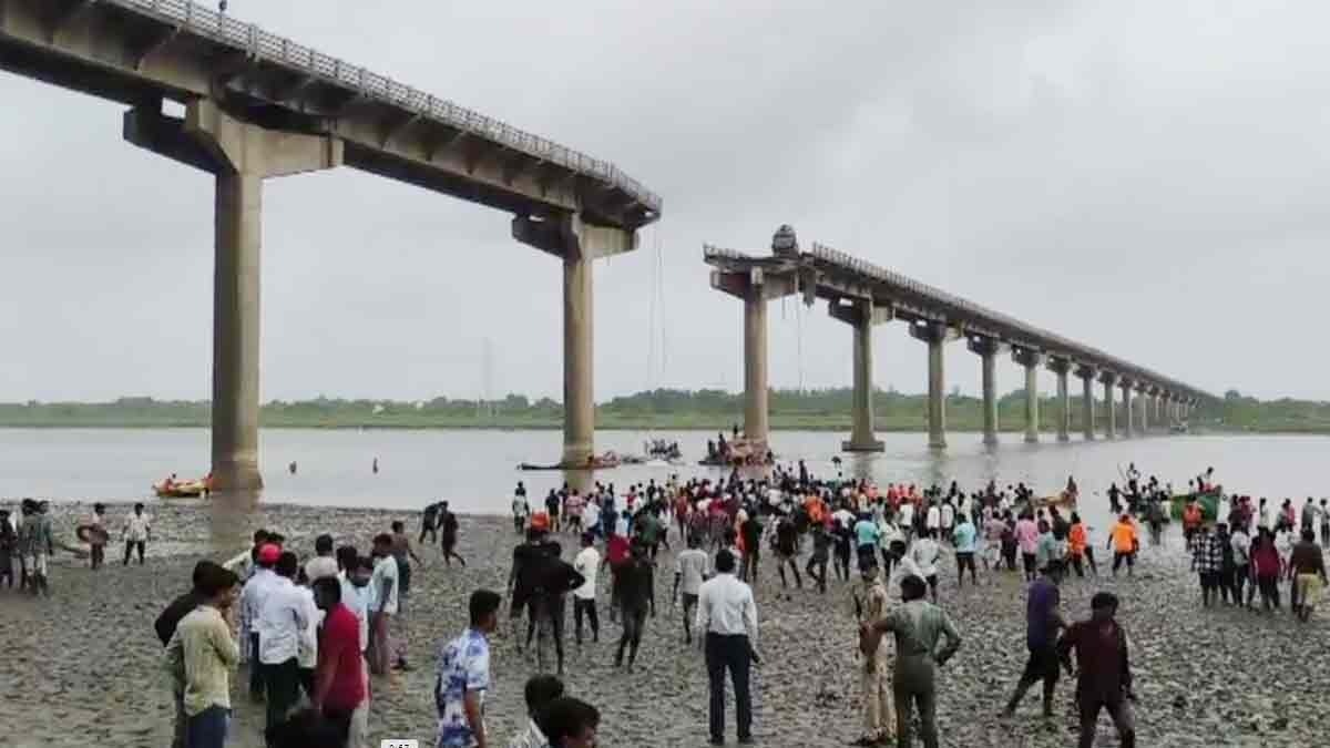 गंभीरा ब्रिज का एक हिस्सा टूटा