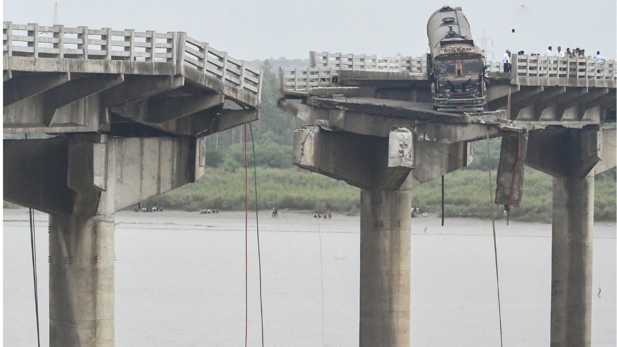 गुजरात के वडोदरा में 40 साल पुराना पुल भरभराकर गिर गया