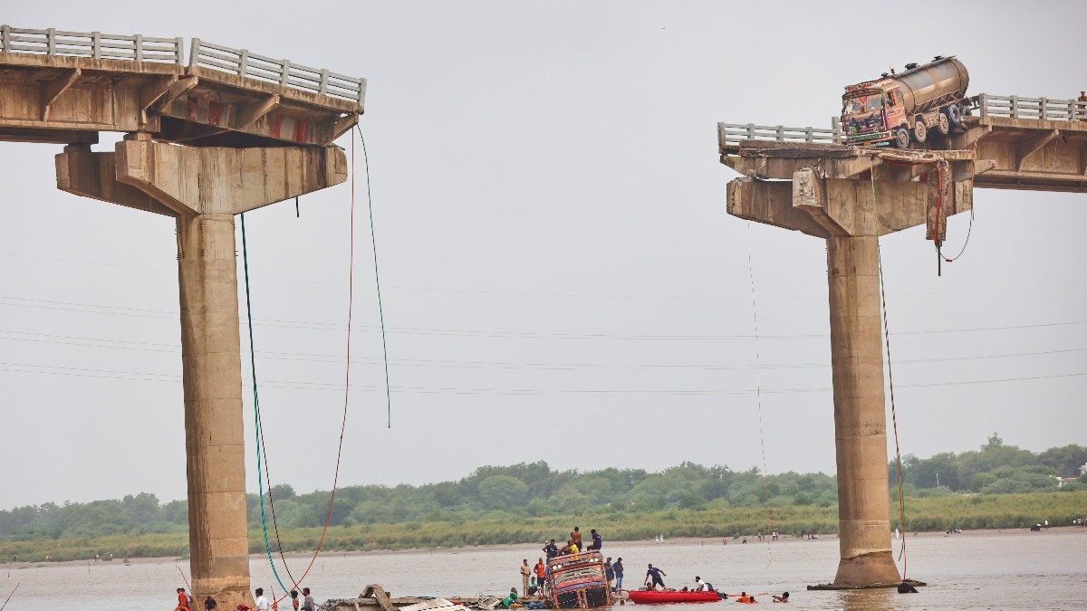 several vehicles fell into river after collapse of a bridge in  Vadodara 