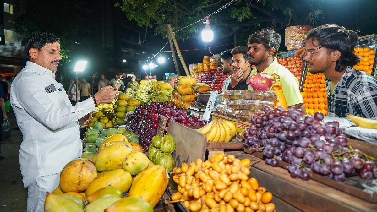 फल खरीदने के बाद UPI पेमेंट करते मुख्यमंत्री. 