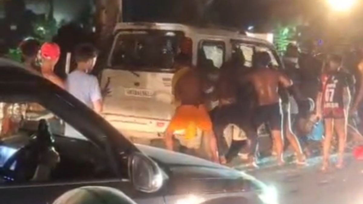 कांवड़ियों ने तोड़फोड़ कर की मारपीट. (Photo: Screengrab)