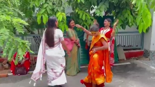 डांस करते किन्नर.