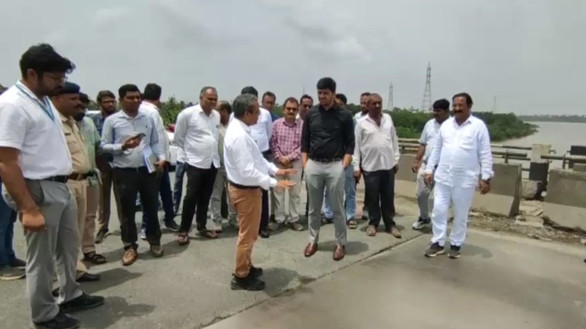 District Magistrate Saurabh Pargi arrived to inspect the bridge built on Tapi river in Surat ntc