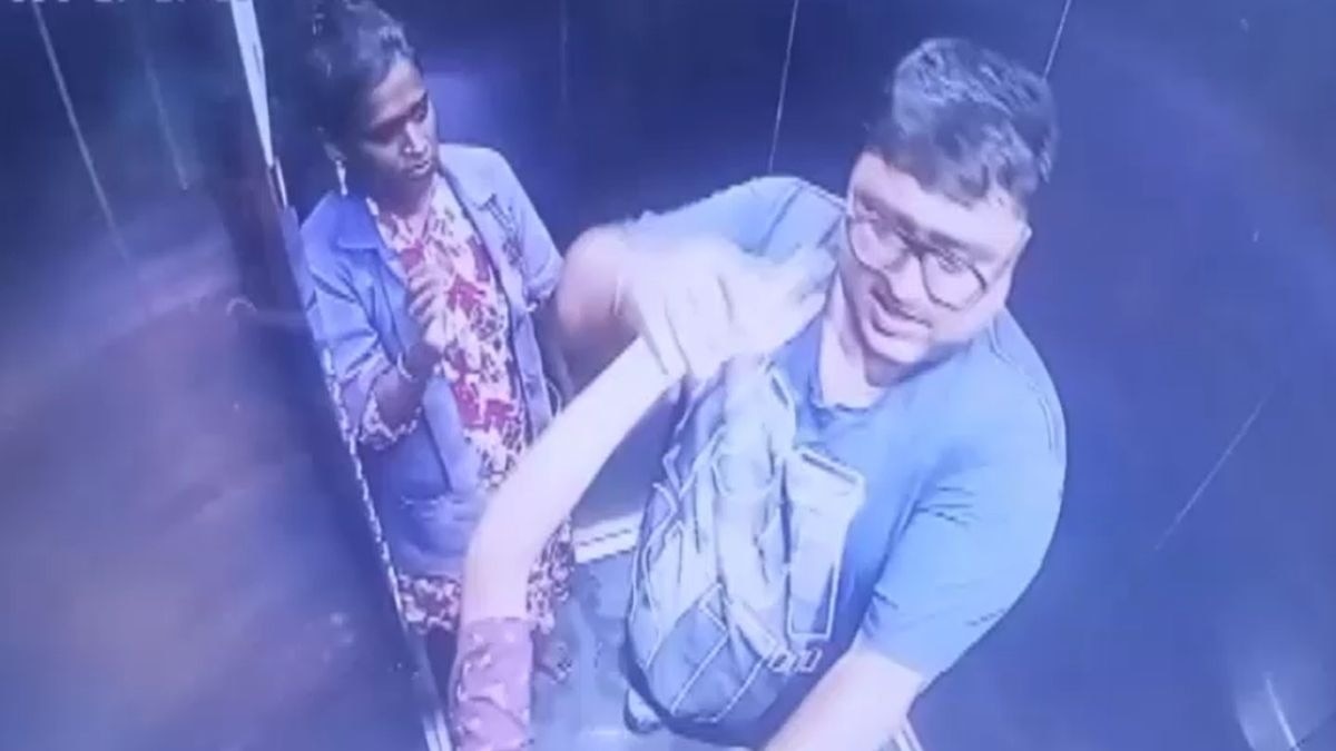 लिफ्ट में बच्चे को बेरहमी से पीटा. (Photo: Screengrab)