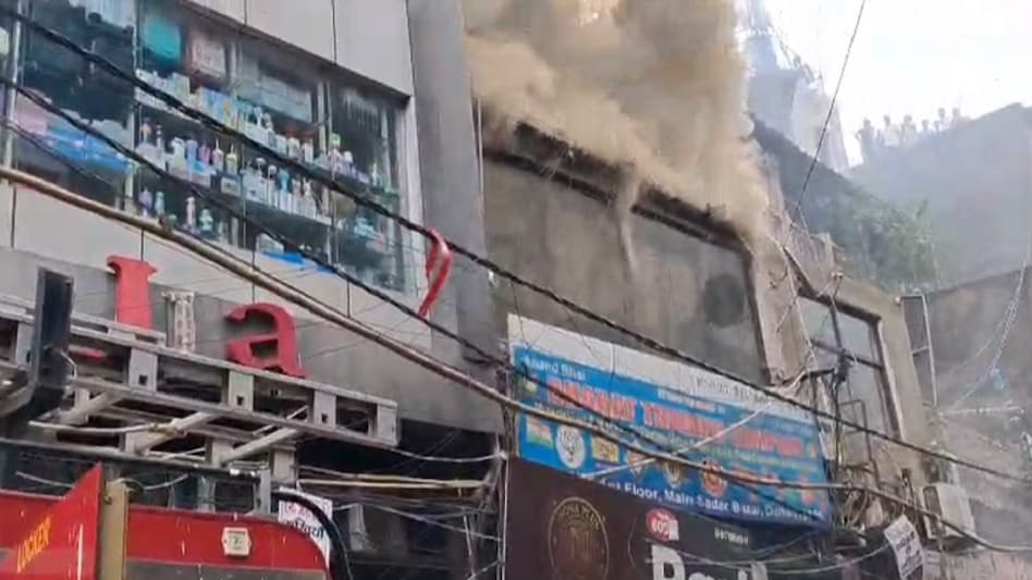 Delhi के लोकप्रिय बाजार में एक दुकान में आग लग गई 2 Sadar Bazaar Fire - दिल्ली: सदर बाजार की दुकान में लगी आग, 10 फायर ब्रिगेड की गाड़ियां मौके पर - delhi Sadar Bazaar fire in shop NTC - AajTak