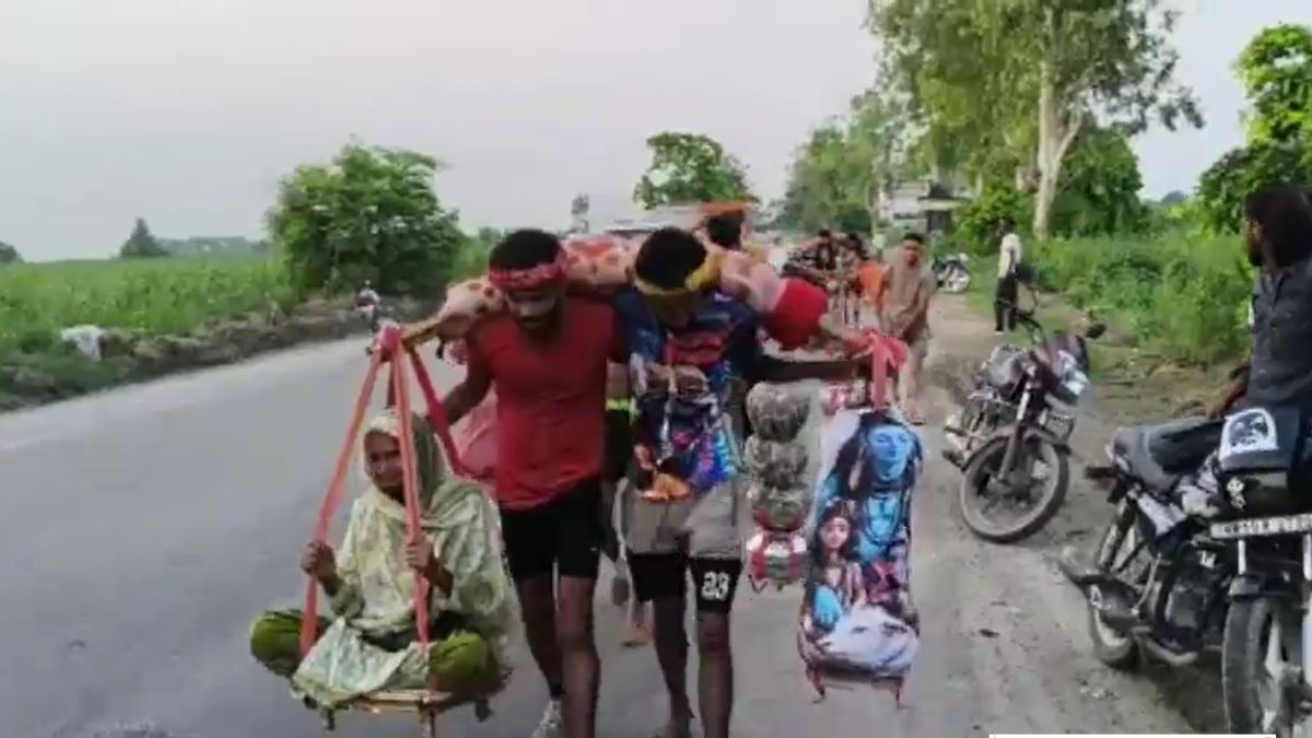 दादी को दर्शन कराने निकले दो भाई. (Photo: ITG)