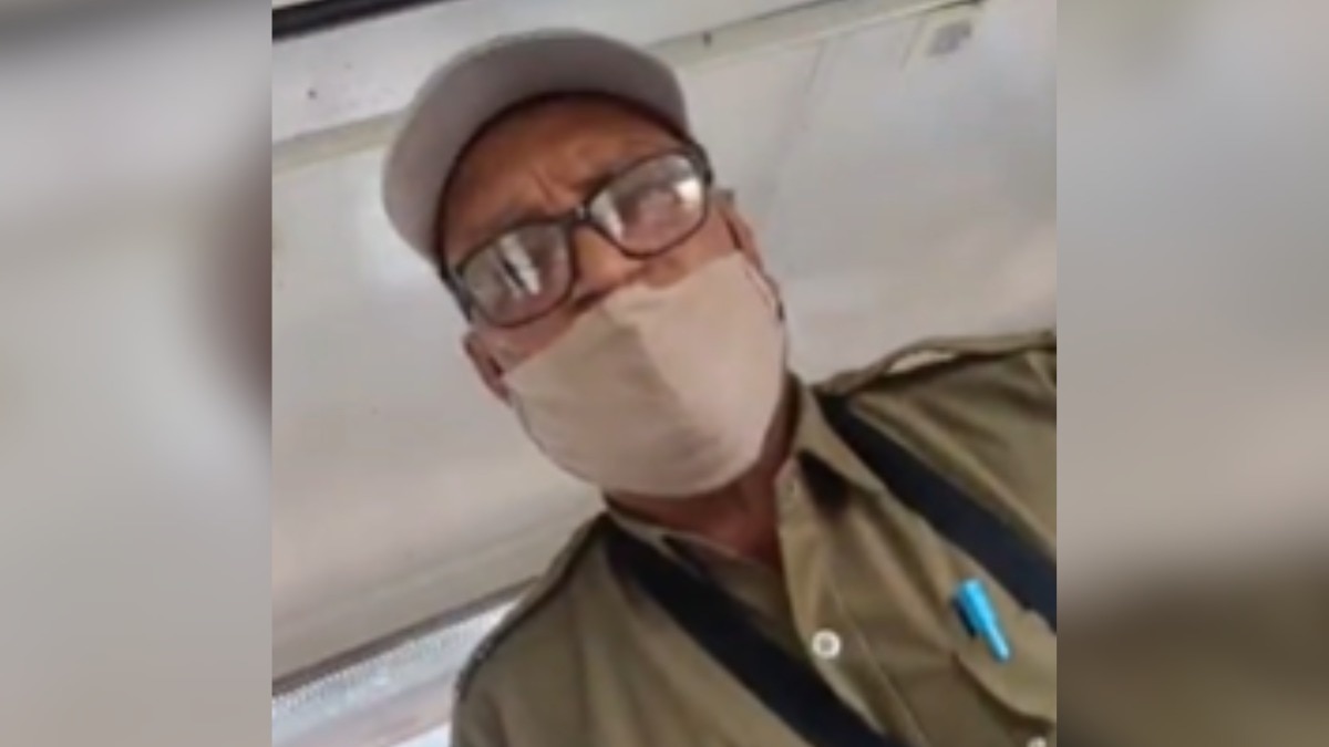 कंडक्टर ने दिव्यांग छात्र के साथ दुर्व्यवहार किया.  (Photo: Screengrab)