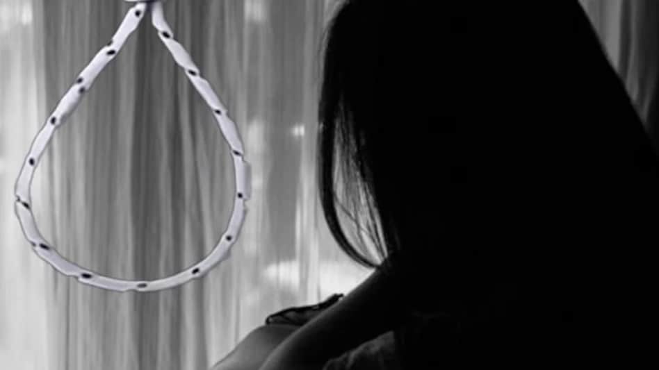 महाराष्ट्र: 44 वर्षीय महिला ने की खुदकुशी, घर में छत से लटका मिला शव - Maharashtra 44 year old woman commits suicide body found hanging from ceiling of the house lcly - AajTak