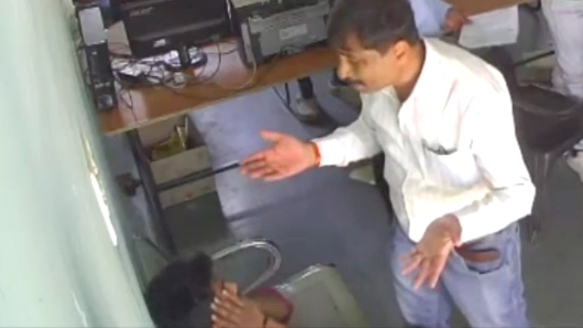 छात्र को पीटते हुए कलेक्टर संजीव श्रीवास्तव. (Photo:Screengrab)