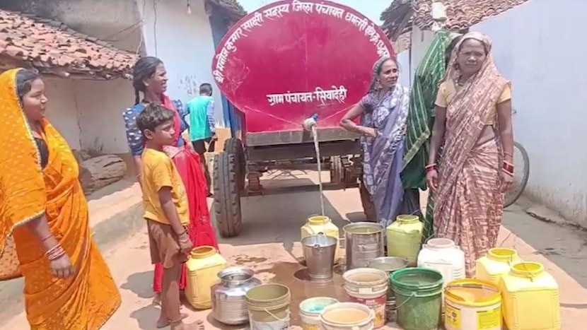 villagers walk miles for water (Photo: Aajtak)
