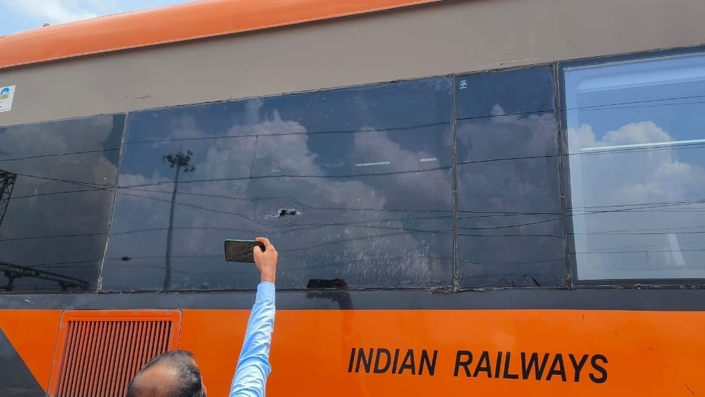 वंदे भारत ट्रेन पर पत्थरबाजी से कांच के शीशे टूट गए (फोटो- ITG)