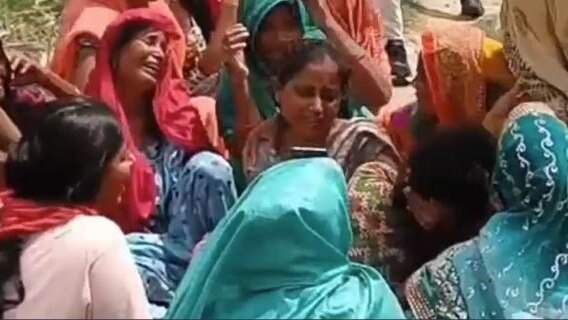 हरदोई में खेत में मिली महिला की लाश (Photo: Screengrab)