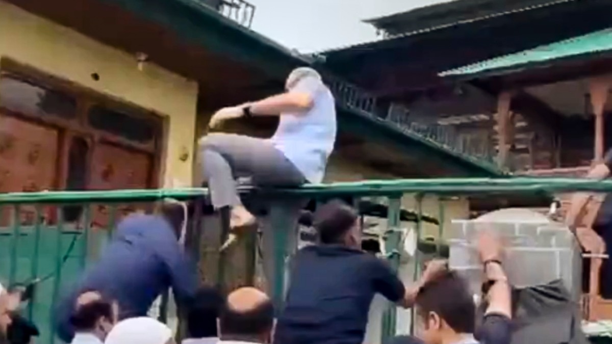 दीवार फांदकर शहीदों के कब्रिस्तान पहुंचे CM उमर