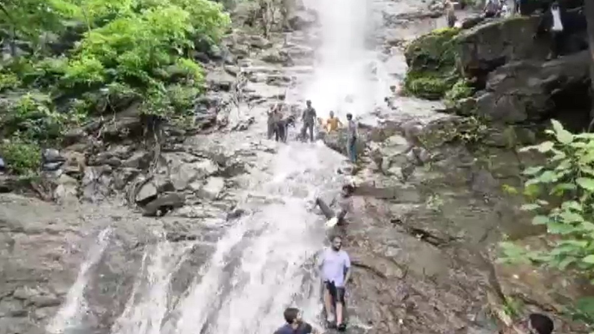 एक युवक झरने से नीचे गिर गया- (Photo: Screengrab)