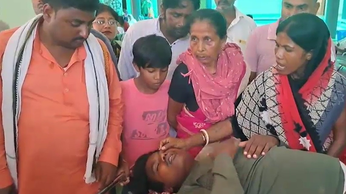 बाइक ओवरटेक करने पर पुलिसवालों ने ई-रिक्शा चालक को बुरी तरह पीटा (फोटो- ITG)