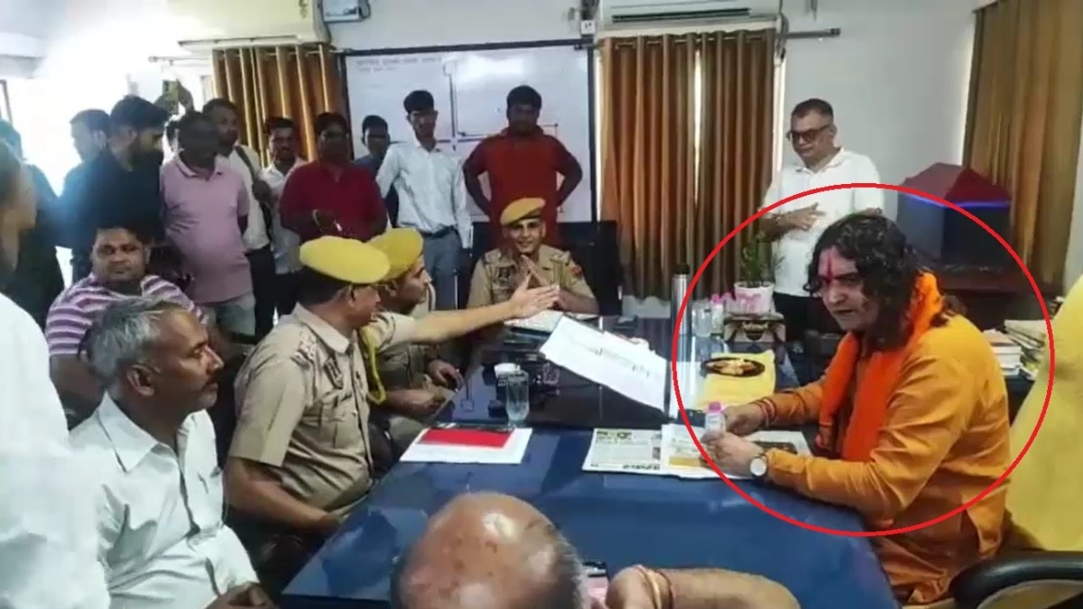 जयपुर में थानेदार की कुर्सी पर बैठकर रौब झाड़ते BJP विधायक बालमुकुंद आचार्य (फोटो- ITG)