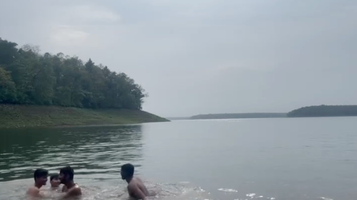 पानी में 4 उतरे, 2 बाहर निकले.