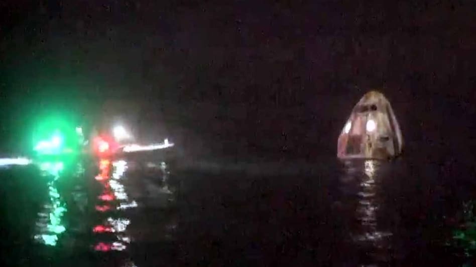 ड्रैगन कैप्सूल के पास पहुंची रिकवरी बोट. (Videograb: Axiom)