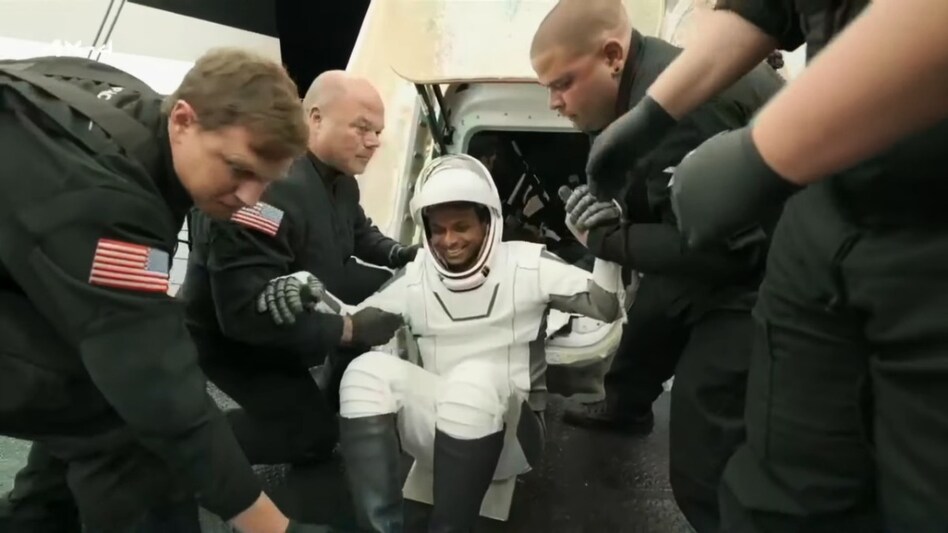 ड्रैगन कैप्सूल से बाहर निकले शुभांशु शुक्ला (Photo: Screengrab)