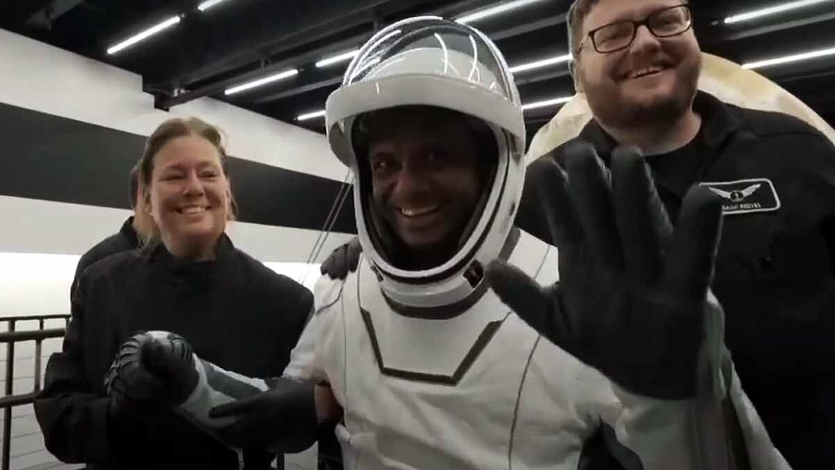 ड्रैगन कैप्सूल से बाहर निकले शुभांशु शुक्ला, 18 दिन बाद धरती पर रखा कदम, देखें पहली तस्वीर