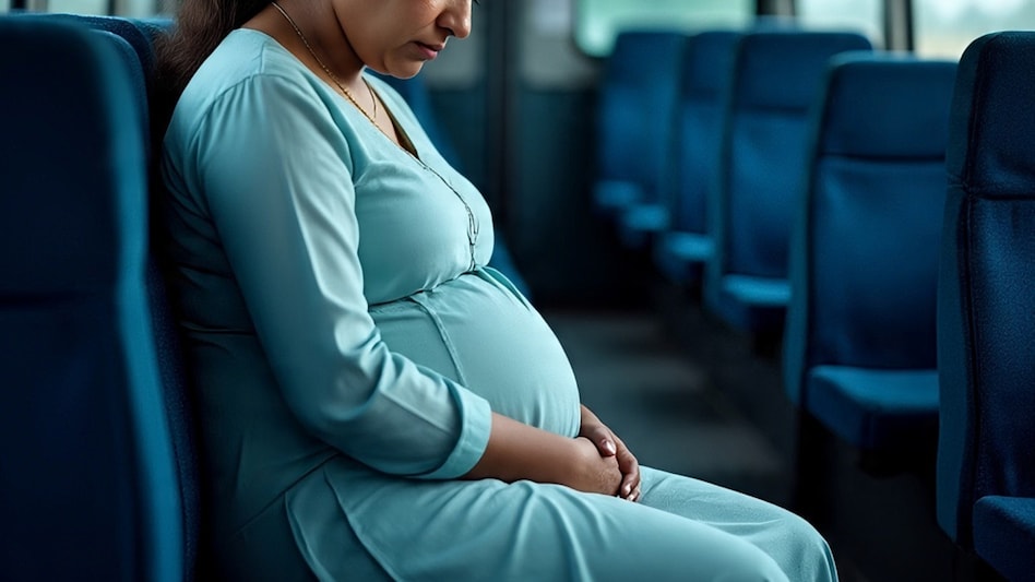 बस में हुई महिला की डिलीवरी (Photo: AI Image)