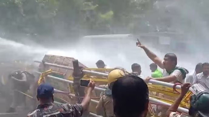 ओडिशा छात्रा मामले पर विधानसभा के बाहर प्रोटेस्ट (Photo: Screengrab)