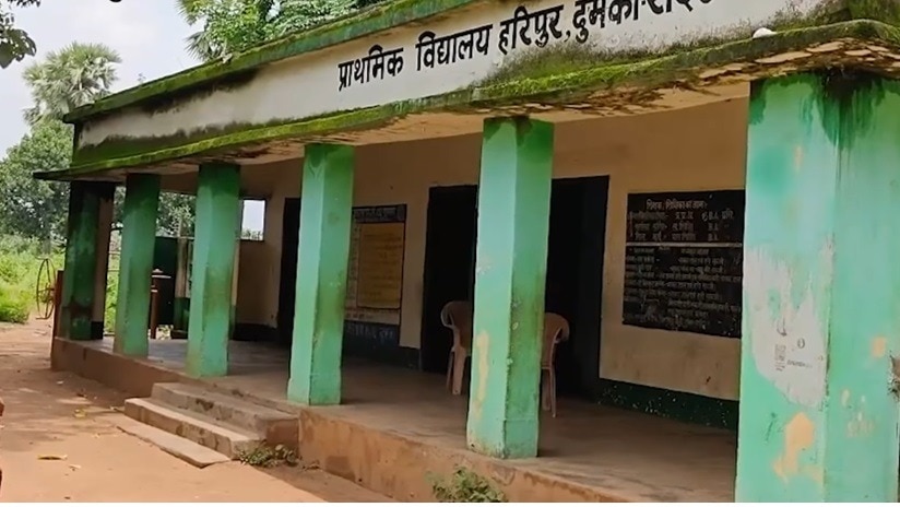 झारखंड के कई स्कूलों की हालत चिंताजनक है. दुमका और रामगढ़ स्थित केंद्रीय विद्यालयों की इमारतें जर्जर हो चुकी हैं फिर भी बच्चे अपनी जान जोखिम में डालकर पढ़ रहे हैं. (Photo: ITG) 