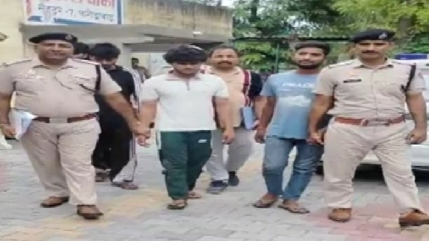 युवक की हत्या के आरोप में आरोपियों को गिरफ्तार करके ले जाती पुलिस. (Photo: Screengrab)