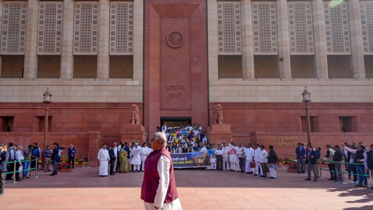 संसद परिसर के बाहर सांसद (File photo: PTI)