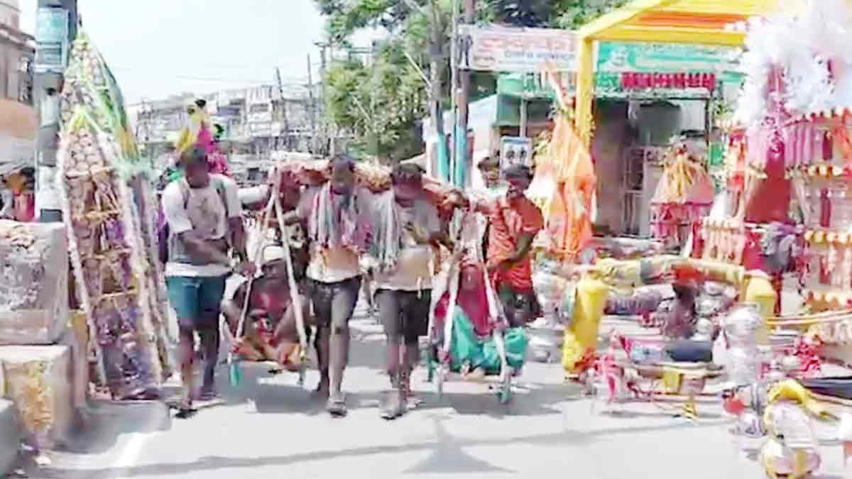 माता-पिता को कांवड़ यात्रा पर लेकर निकले चार बेटे (Photo: Screengrab)