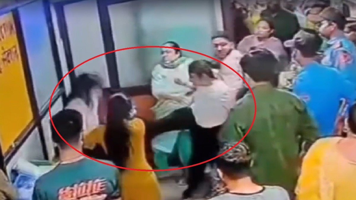 लाल घेरे में लात से मारती महिला- (Photo: Screengrab)