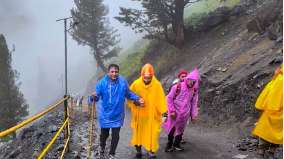 अमरनाथ यात्रा के दौरान माउंटेन रेस्क्यू टीम (एमआरटी) का एक सदस्य एक तीर्थयात्री की सहायता करता हुआ. (Photo: PTI) अमरनाथ यात्रा के दौरान माउंटेन रेस्क्यू टीम (एमआरटी) का एक सदस्य एक तीर्थयात्री की सहायता करता हुआ. (Photo: PTI)