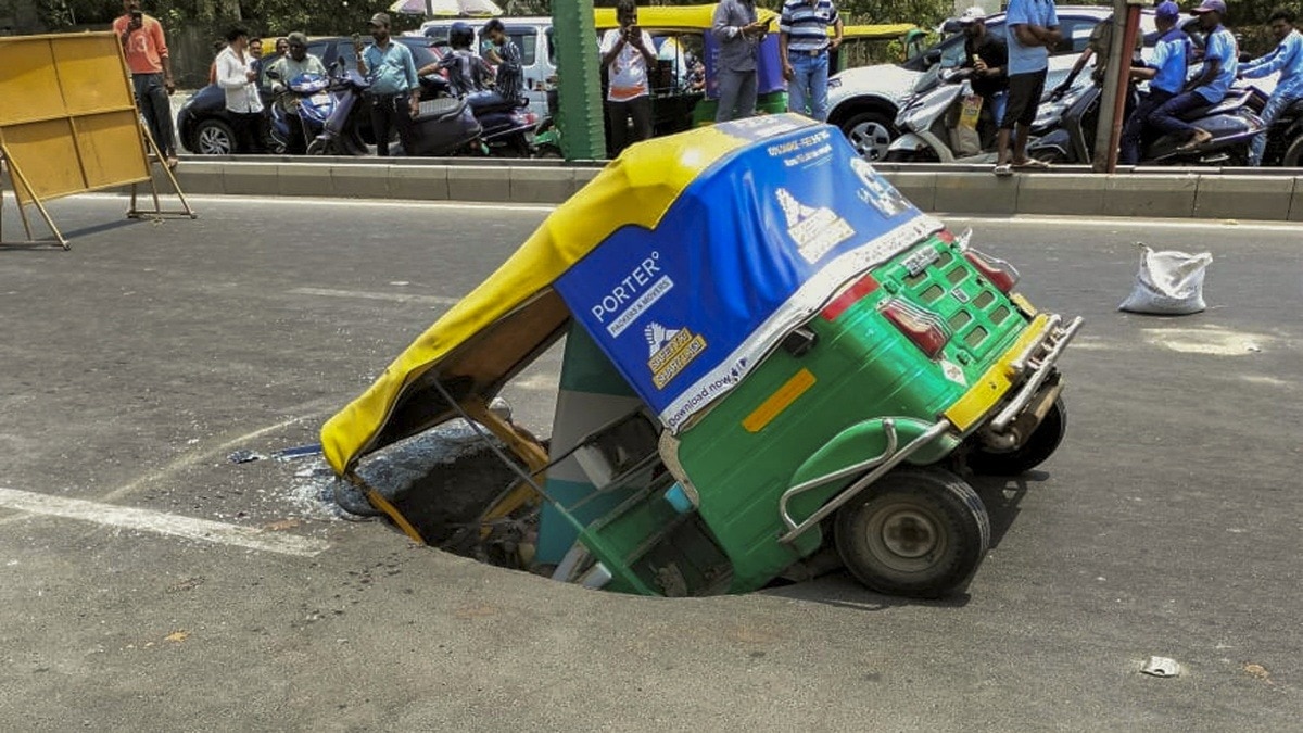 टूटी सड़क और गड्ढों की कर पाएंगे शिकायत, फोन में इंस्टॉल कर लें ये सरकारी ऐप