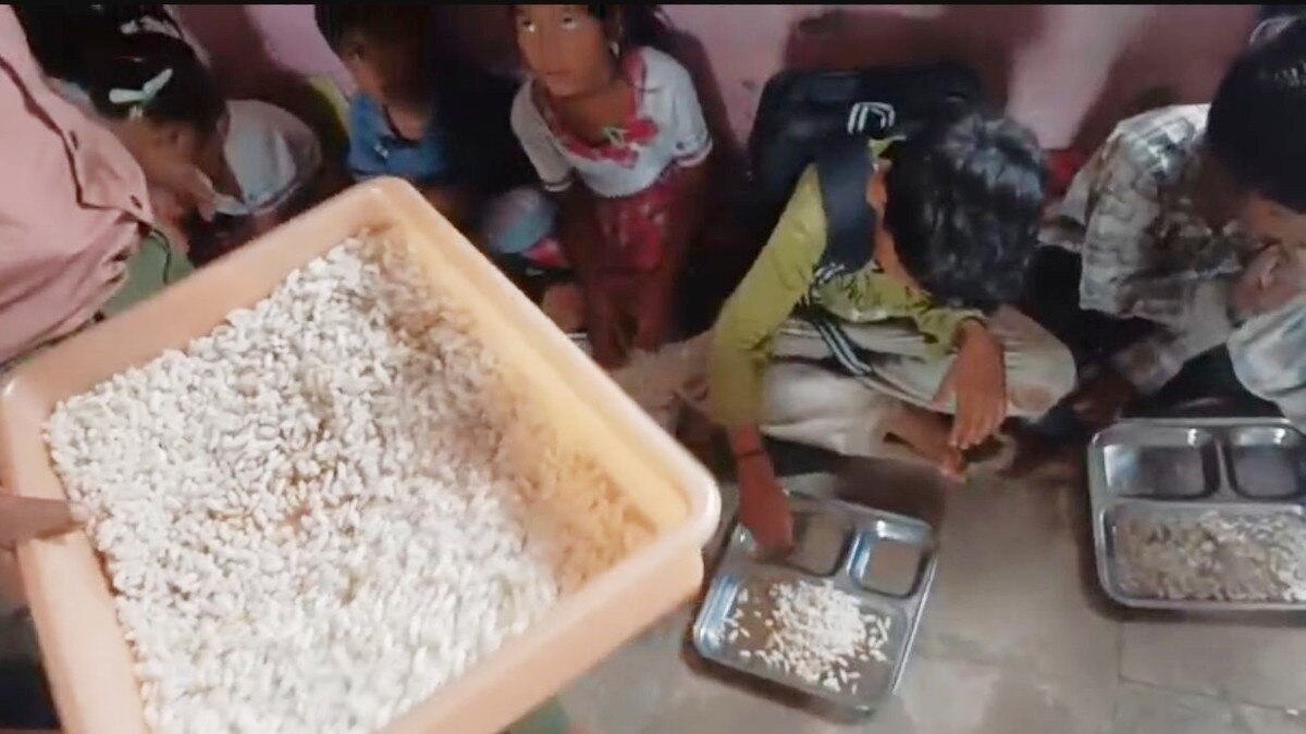 खीर-पूड़ी की जगह परोसे मुरमुरे.(Photo:Screengrab)