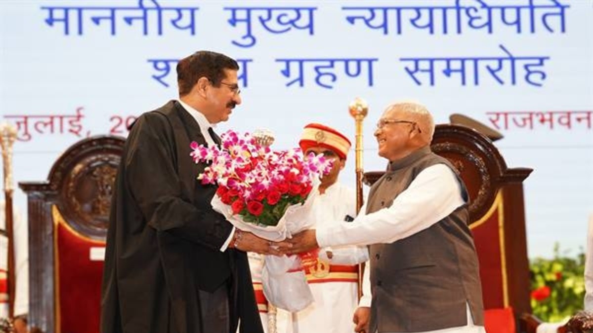 राज्यपाल ने नवनियुक्त चीफ जस्टिस को शपथ ग्रहण के बाद बधाई दी.