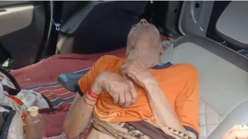 6878d1b4477be unconscious elderly man 173422291 आगरा: हाथ-पैर बांध कर बुजुर्ग को बंद कार में छोड़ा, ताजमहल देखने में व्यस्त रहा परिवार, हालत बिगड़ी - Unconscious elderly man found locked in a car in Taj Mahal parking condition