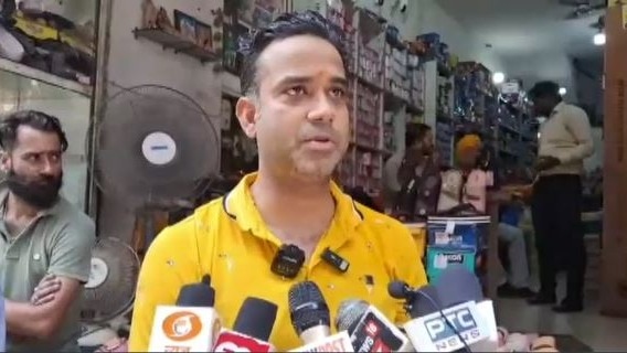 दुकान पर फायरिंग कर भागे बदमाश (Photo: Screengrab)