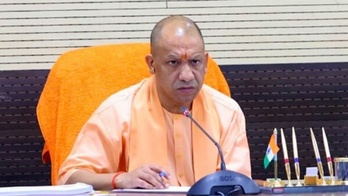 सीएम योगी आदित्यनाथ ने वाराणसी में कानून-व्यवस्था की समीक्षा बैठक की. (Photo:X/@CMOfficeUP)