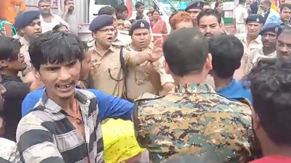 बेगुसराय में 2 लोगों की हत्या के बाद जुटी भीड़