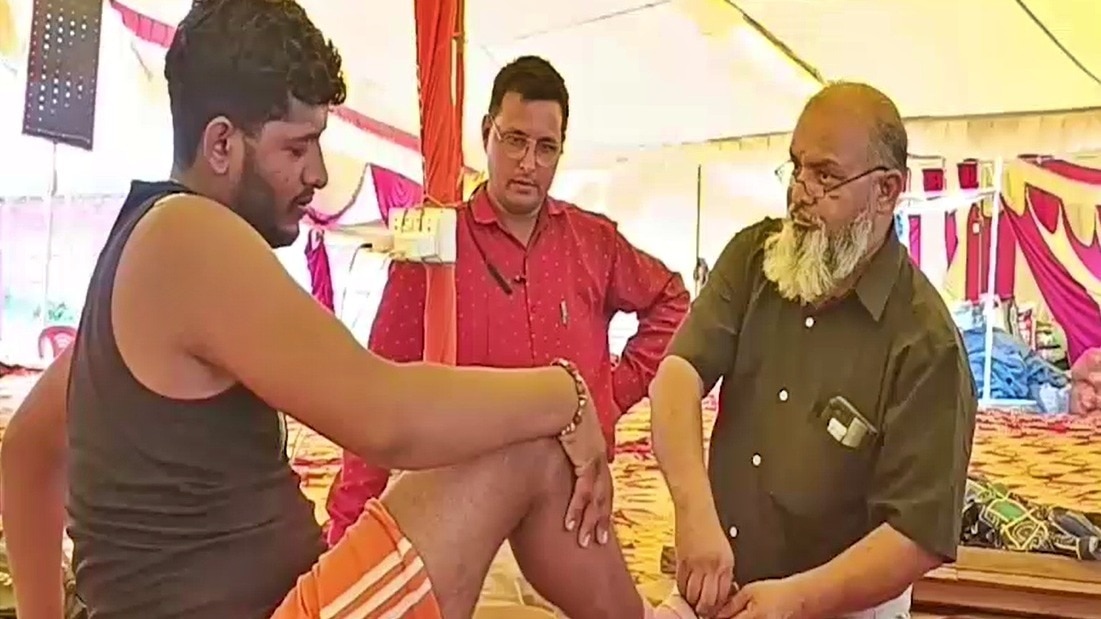 Dr. Babu Khan of Baghpat is busy serving the Kanwariyas (Photo: Screengrab)