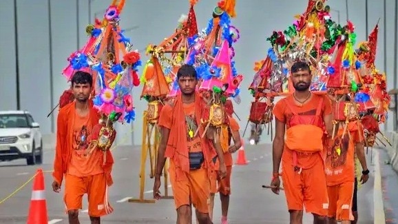 सावन में कांवड़ लेकर जाते श्रद्धालु (File Photo: PTI)